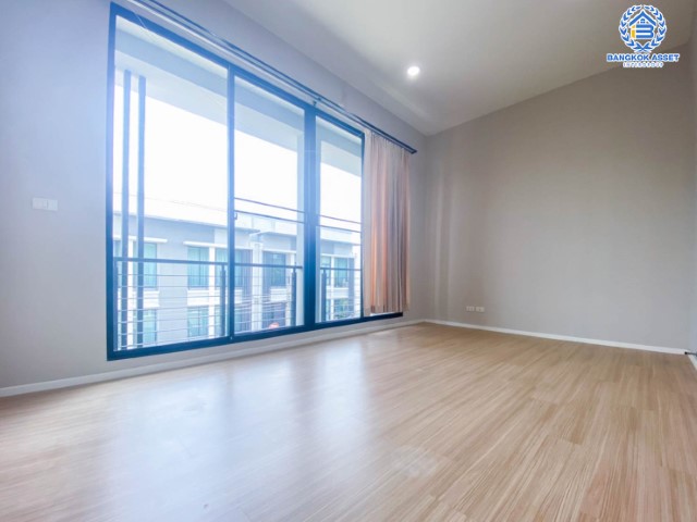 *****ทาวน์เฮ้าส์ 3 ชั้น มือสอง กรุงเทพมหานคร ม.บ้านกลางเมือง งามวงศ์วาน คุณภาพระดับ AP เนื้อที่ 18.10 ตร.ว. ฟังก์ชัน 3 ห้องนอน 3 ห้องน้ำ 2 ที่จอดรถ บ้านสภาพเยี่ยม แถมปั๊มน้ำ, แท็งค์น้ำ พร้อมรองรับการอยู่อาศัย ใกล้รถไฟฟ้าสายสีม่วง "สถานีศูนย์ราชการนนทบุรี", สายสีแดง "สถานีบางเขน" และทางด่วน "งามวงศ์วาน"